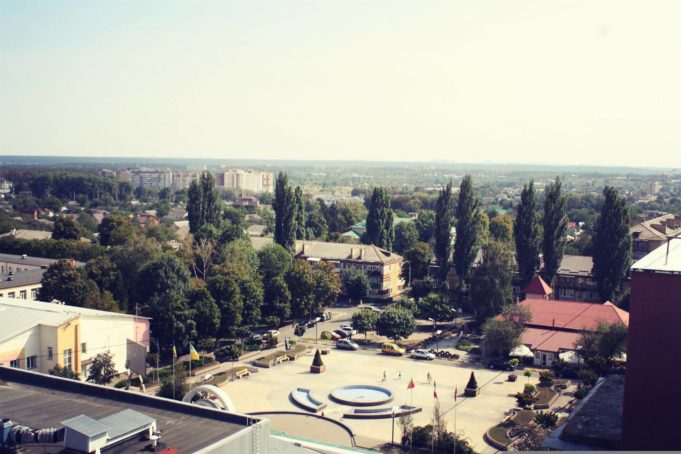 В Бучі розшукують жінку, яка серед білого дня вкрала в чоловіка сумку