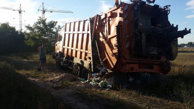 В поле на Склозаводській вивантажили сміття