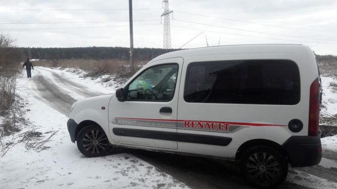 Хроніка знищення заплави: щоб припинити крадіжку торфу та завезення сміття, дорогу перегородила машина