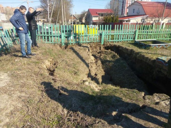 Місце обвалу на дитмайданчику в Гостомелі засипали