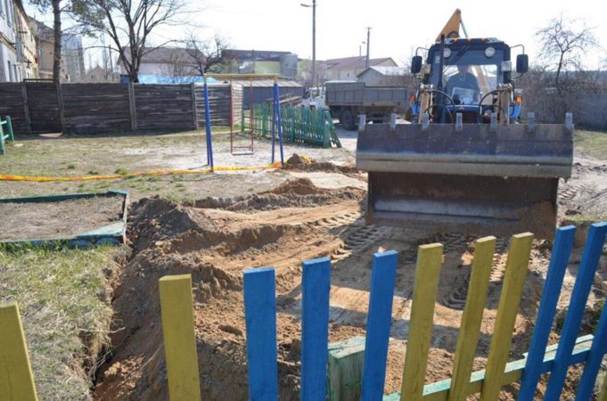 Місце обвалу на дитмайданчику в Гостомелі засипали