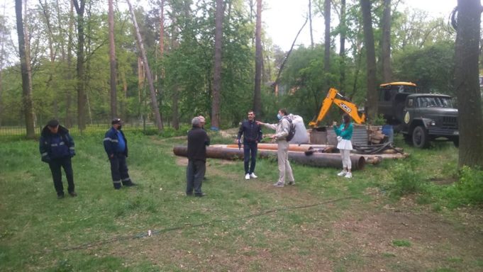 «Свердловинне» протистояння в Ірпені: поліція не може зупинити незаконне буріння в лісопарку