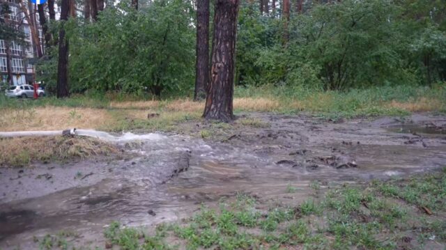 Потопи в Ірпені: карплюківці згадали зливні мережі, про які «забули» їхні боси