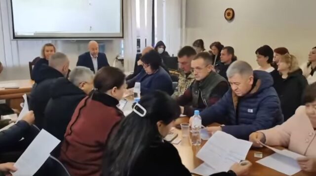 Показова акція: на сесію в Бородянці військові прикотили візки для липових інвалідів – карплюківських депутатів