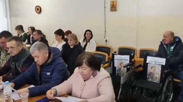 Показова акція: на сесію в Бородянці військові прикотили візки для липових інвалідів – карплюківських депутатів